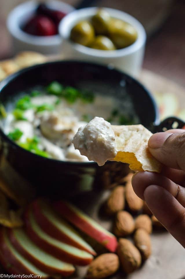 Vegan cream cheese with vegan crackers