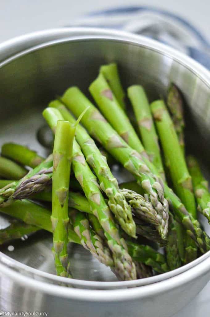 Steaming asparagus