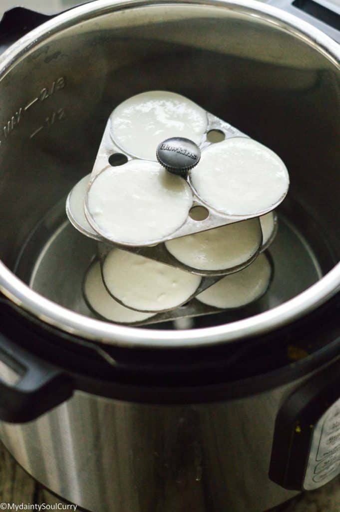 Steaming idlis