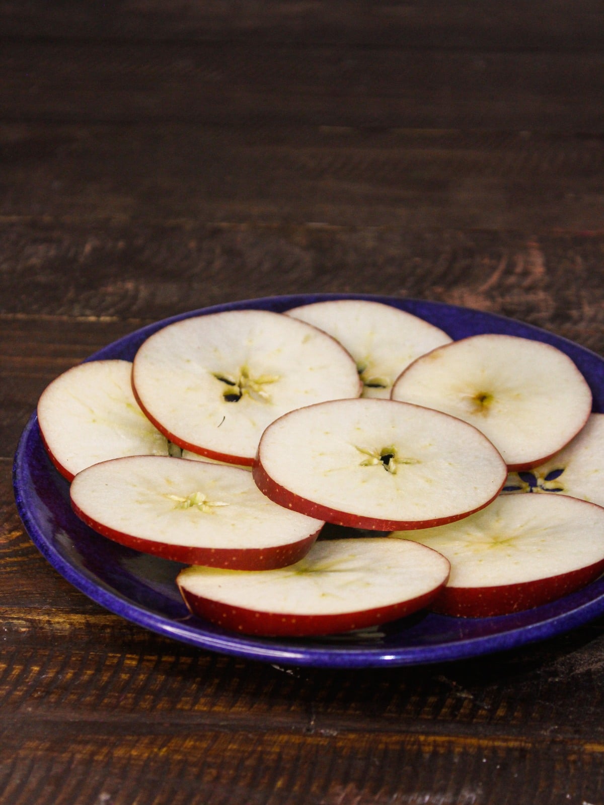 Slice of apples in a plate