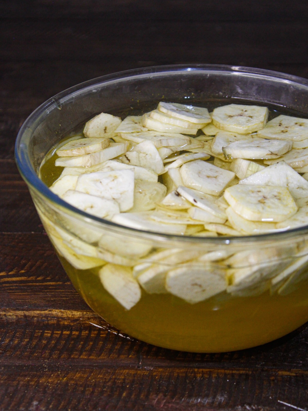 Soak banana slices into the turmeric water