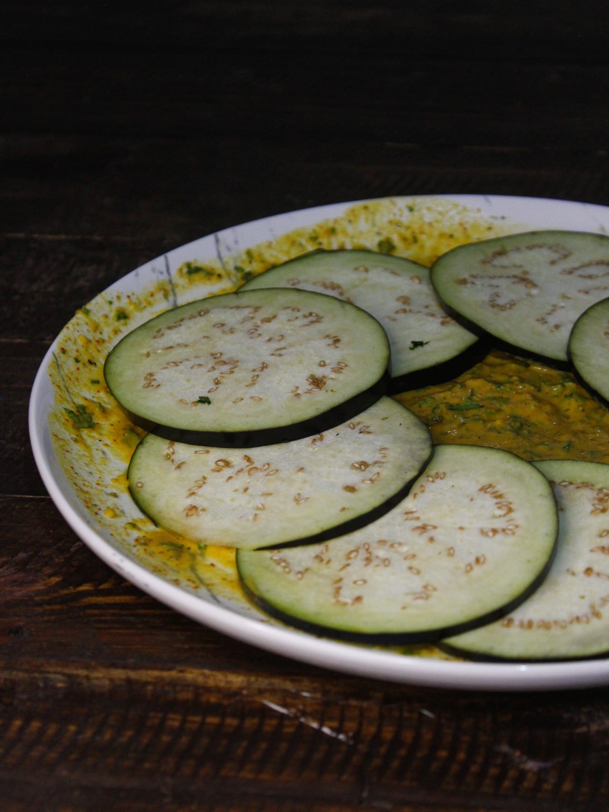 Cut eggplants into the slices