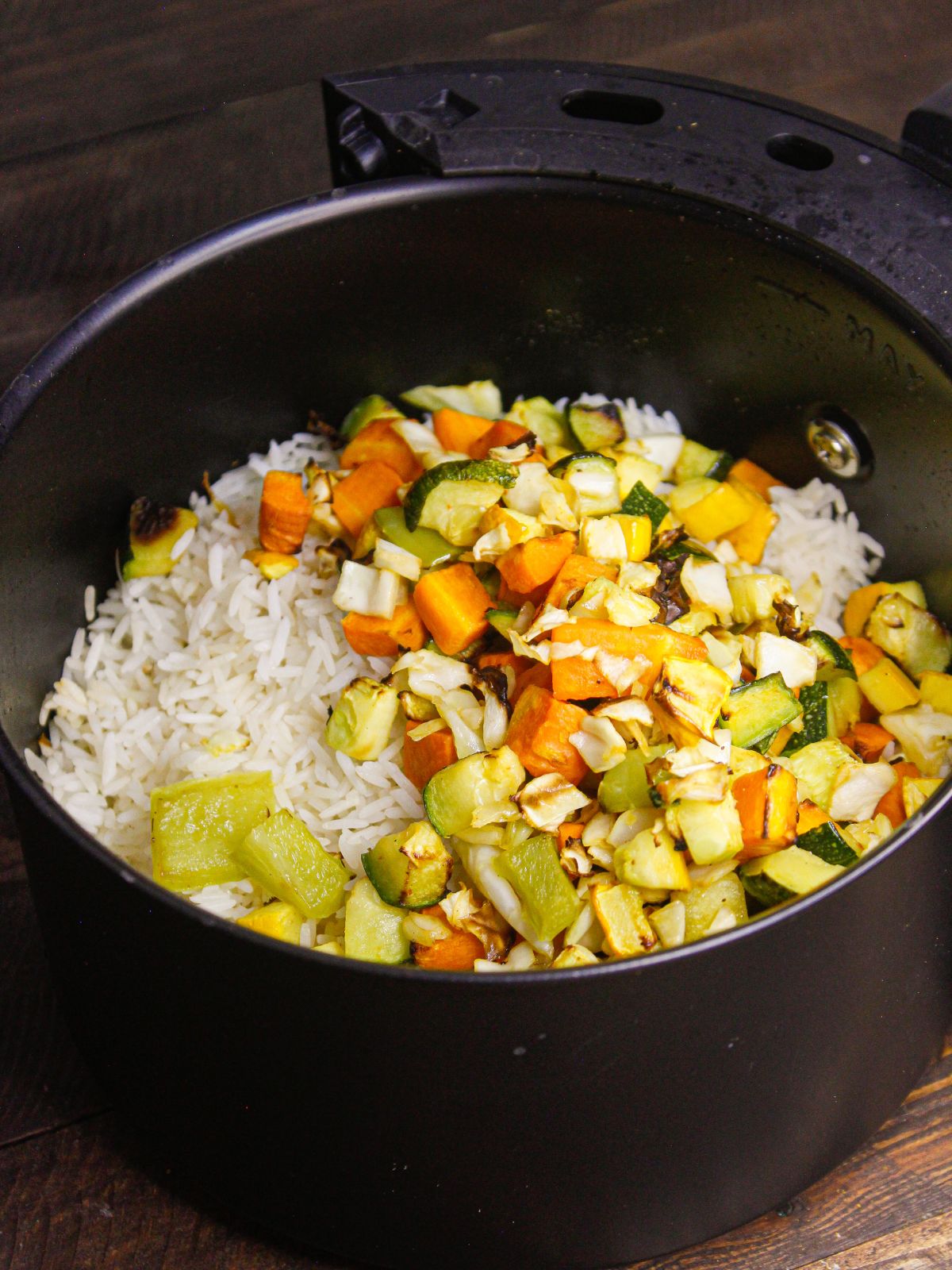 mix vegetables and rice properly 