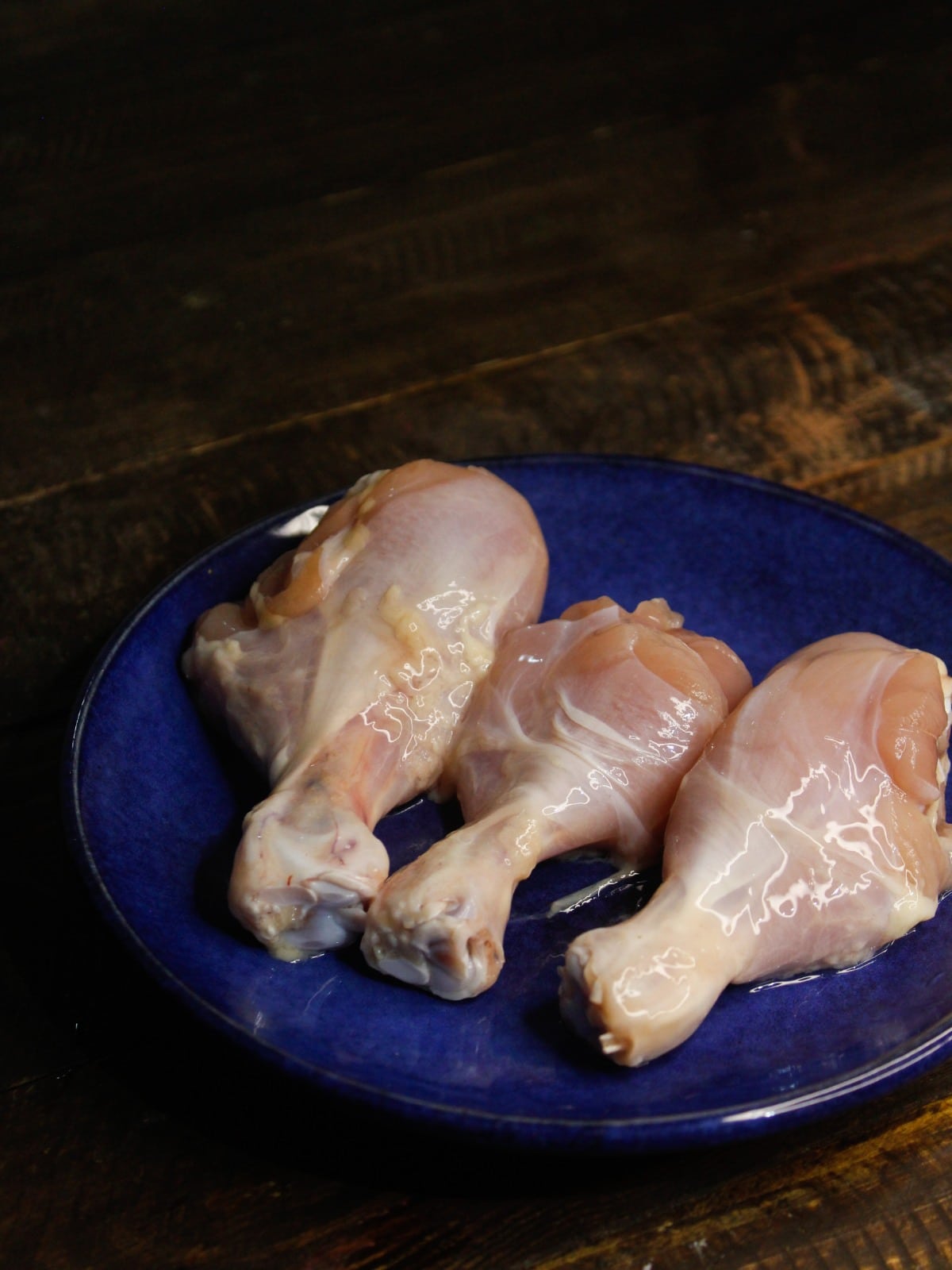 Take few chicken drumsticks in a saucer