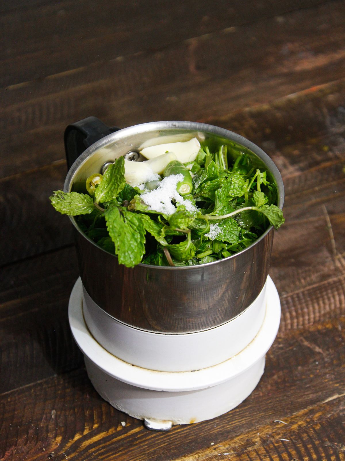 Take Coriander leaves, Mint leaves, Garlic cloves, Green chilies, Salt & Lemon juice in a blender