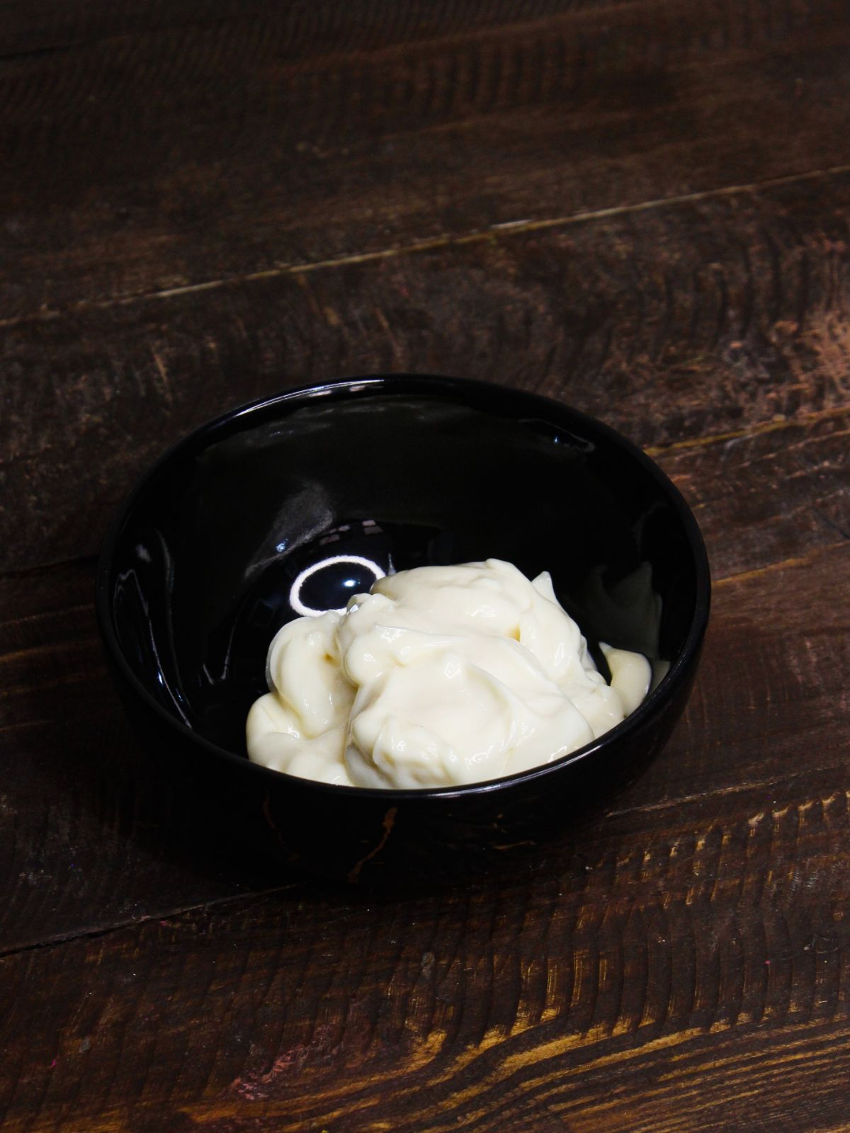 Take Mayonnaise in a small bowl