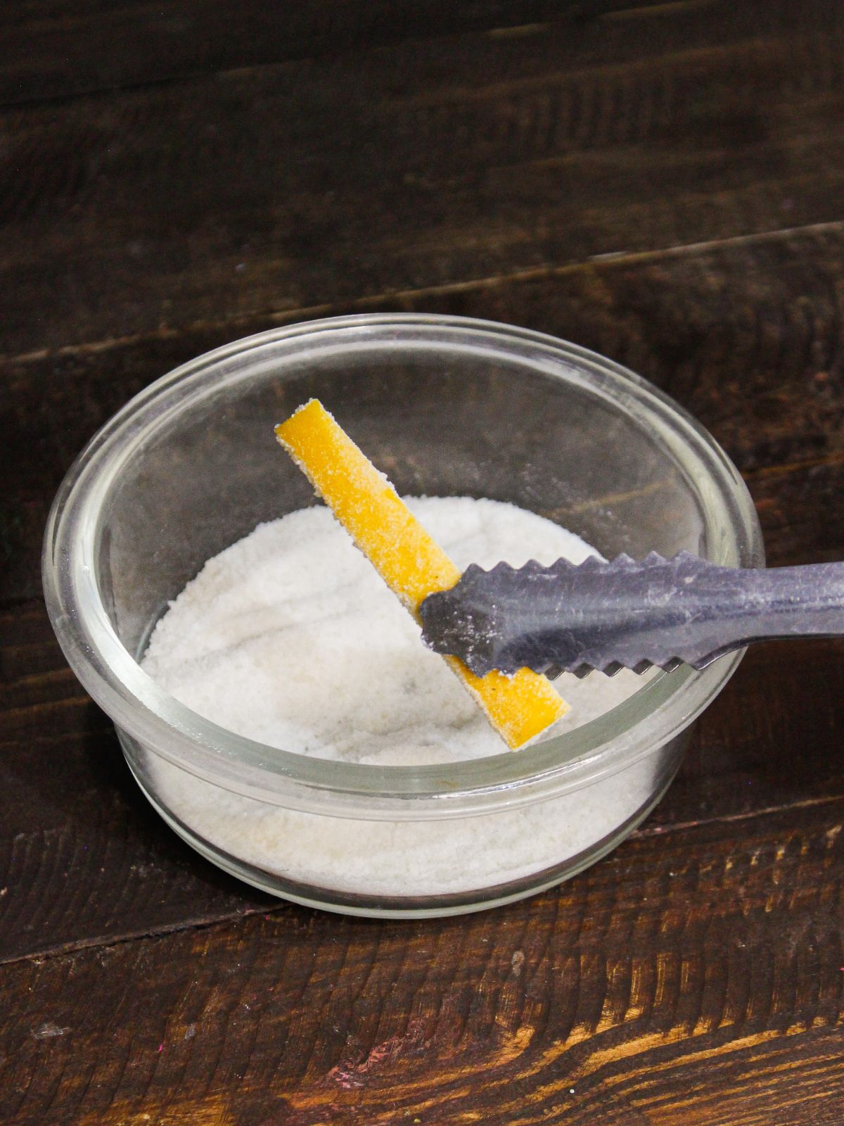 Take zucchini batons and coat them with flour