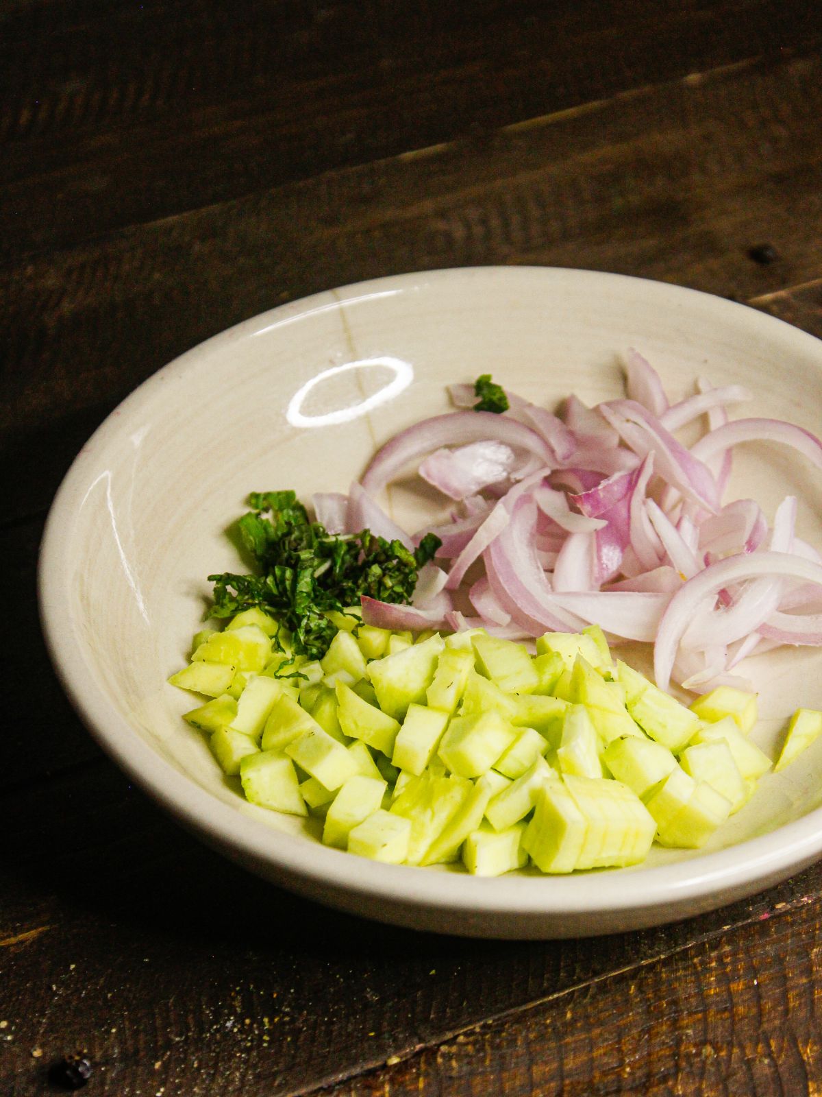 Add all the ingredients for the salad with tofu in a bowl 