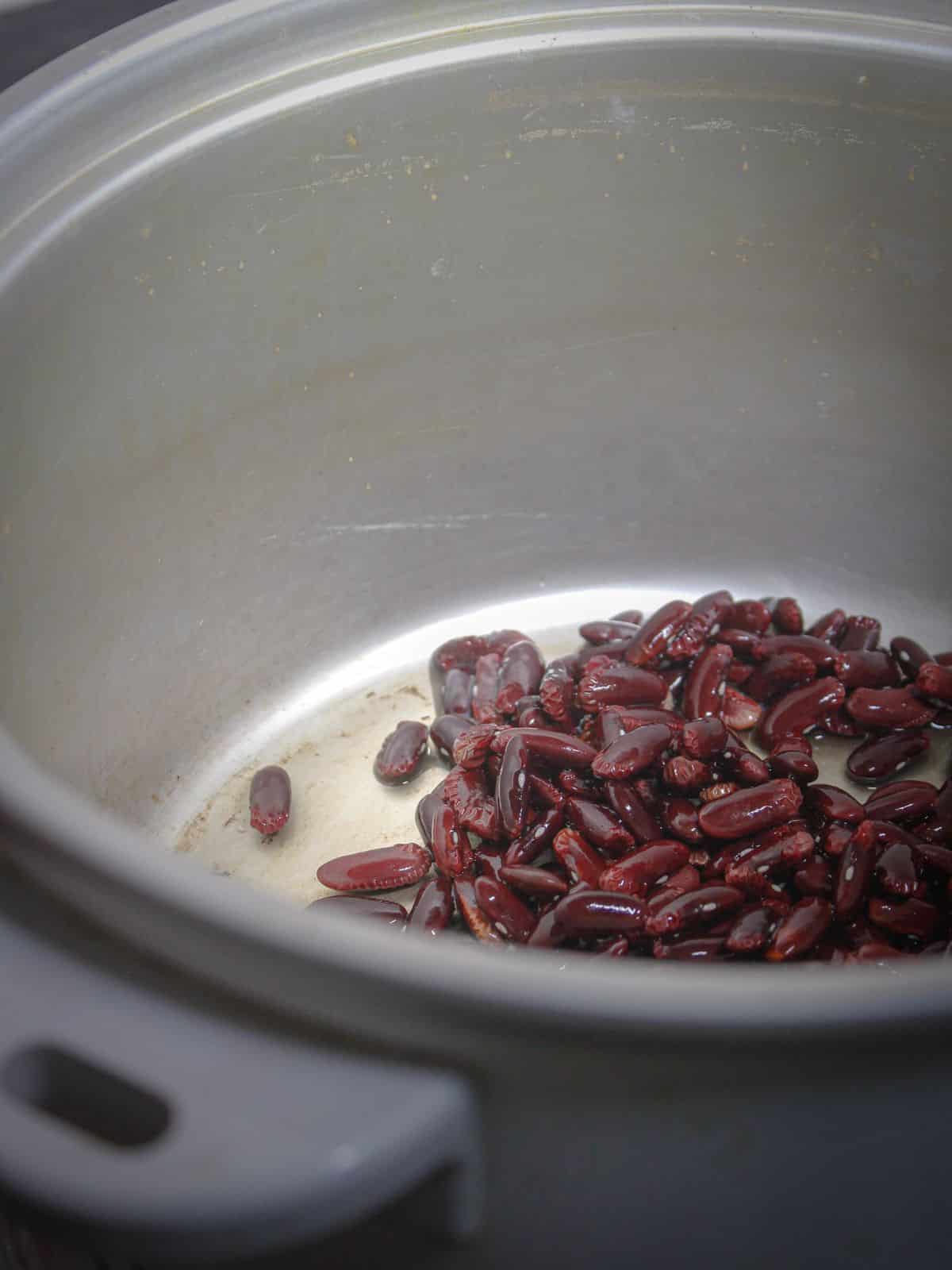 Add kidney beans into the instant pot 