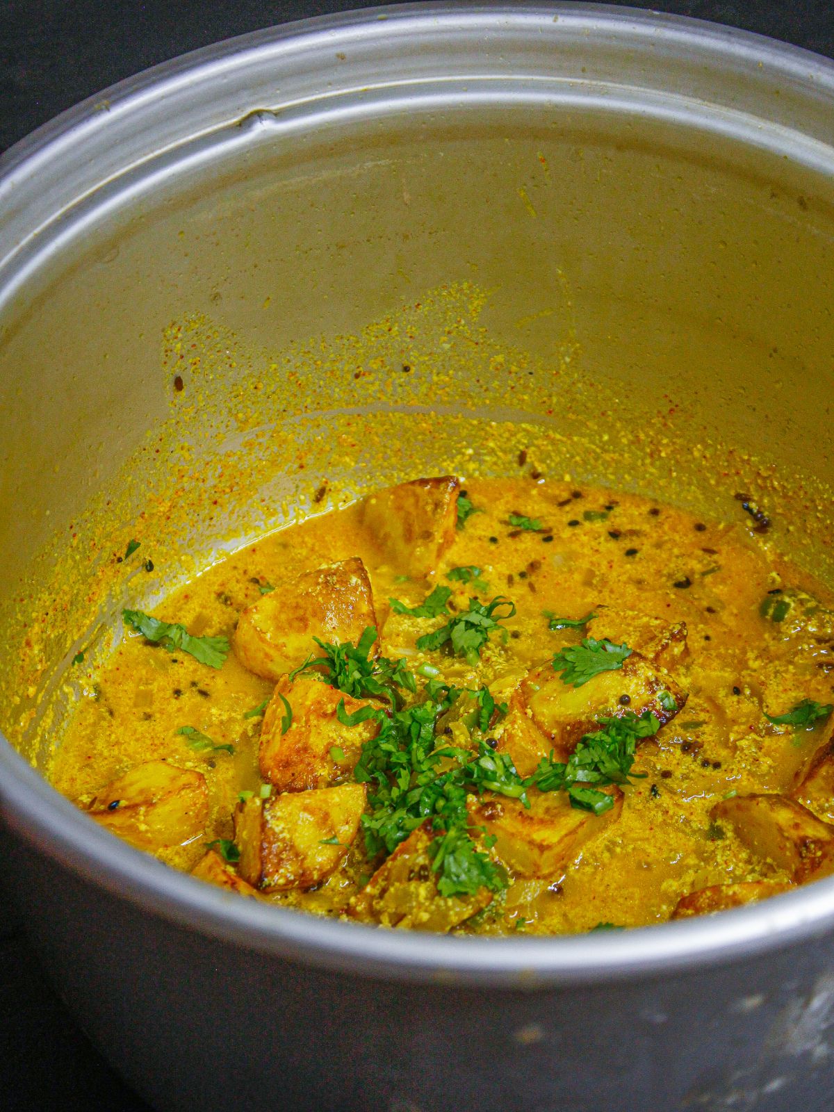 Add some chopped coriander leaves to the gravy and mix well  
