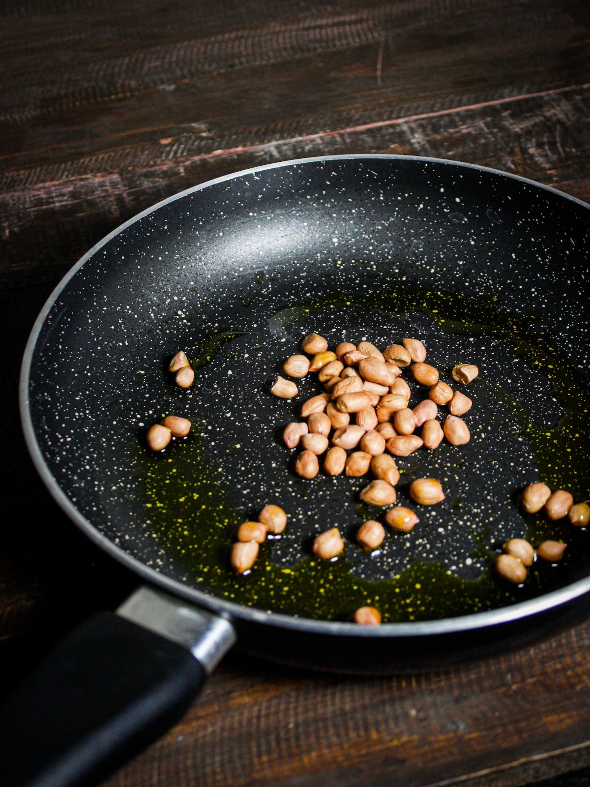 Roast peanuts in a pan 