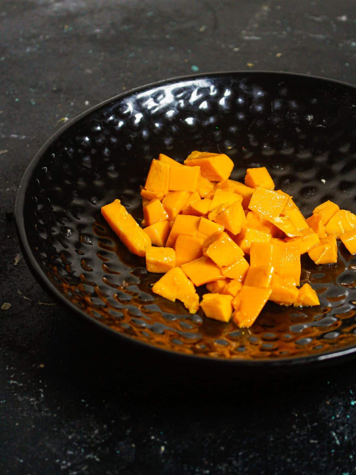 Cut mangoes into pieces in a saucer 