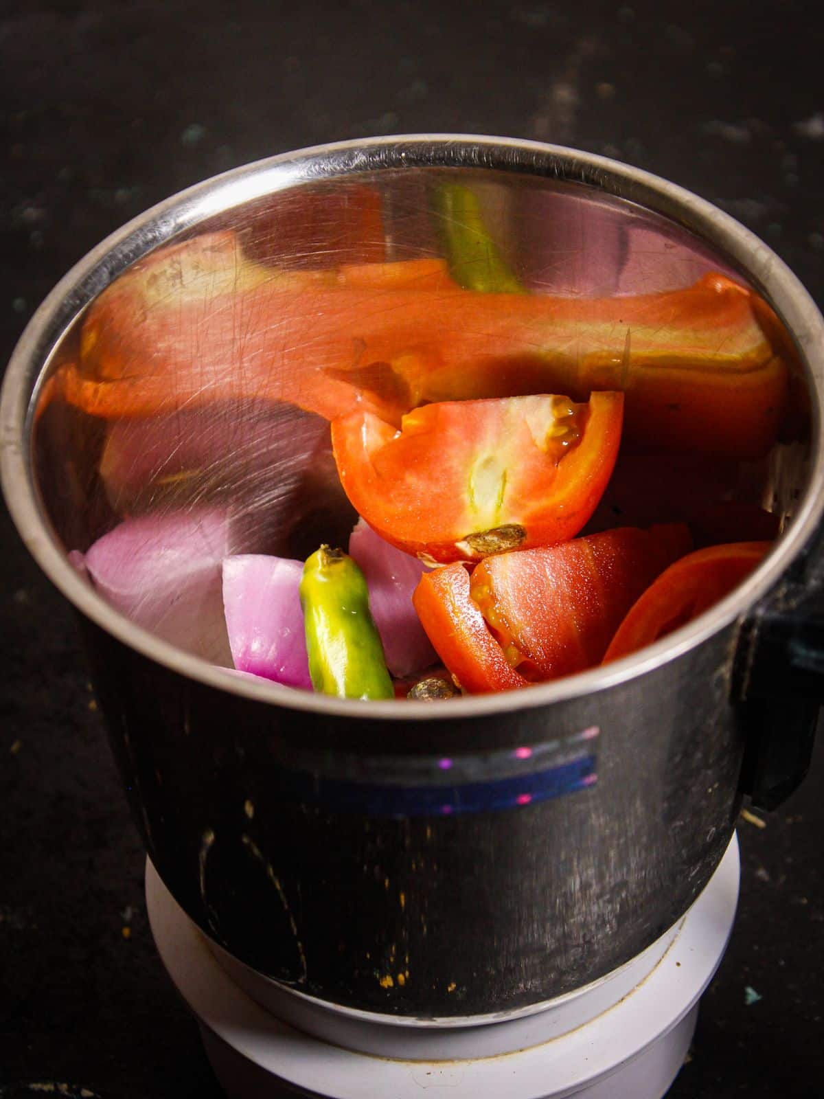 Blend onion, tomato and green chilies in a blender to make a thick paste 