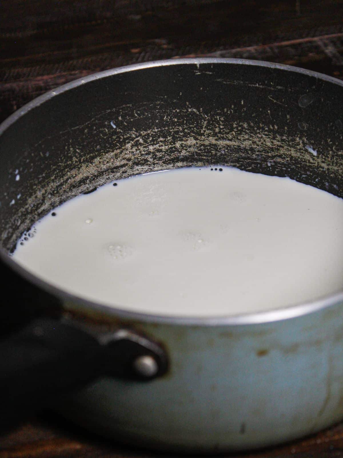 Pour the milk into the vessel on heat 