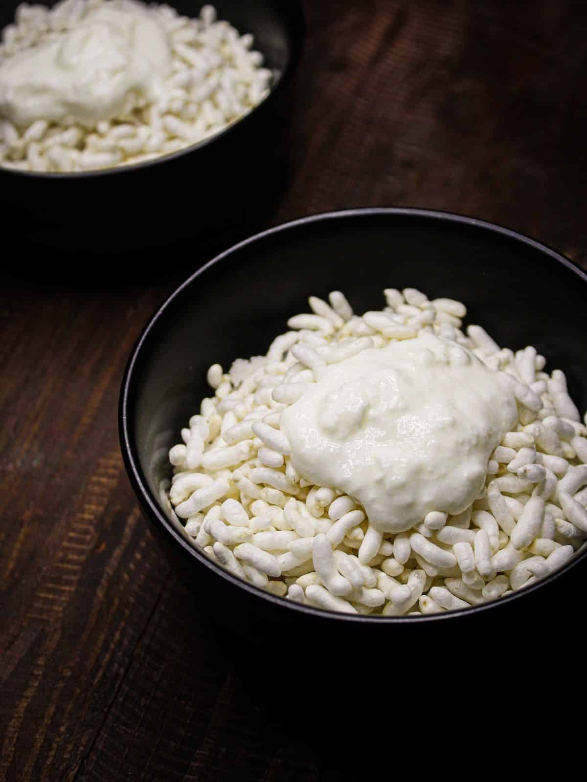 Add curd to the bowls 