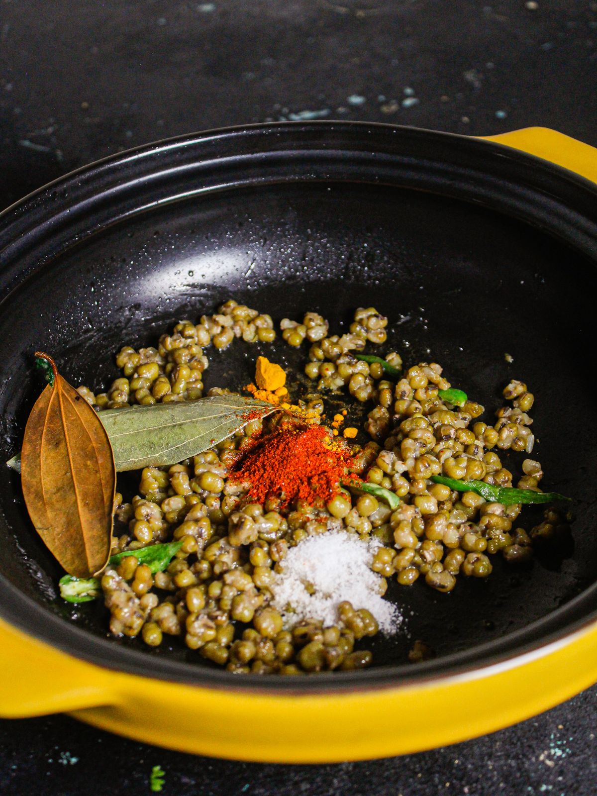 Add boiled green frams and powdered spices to the pan 