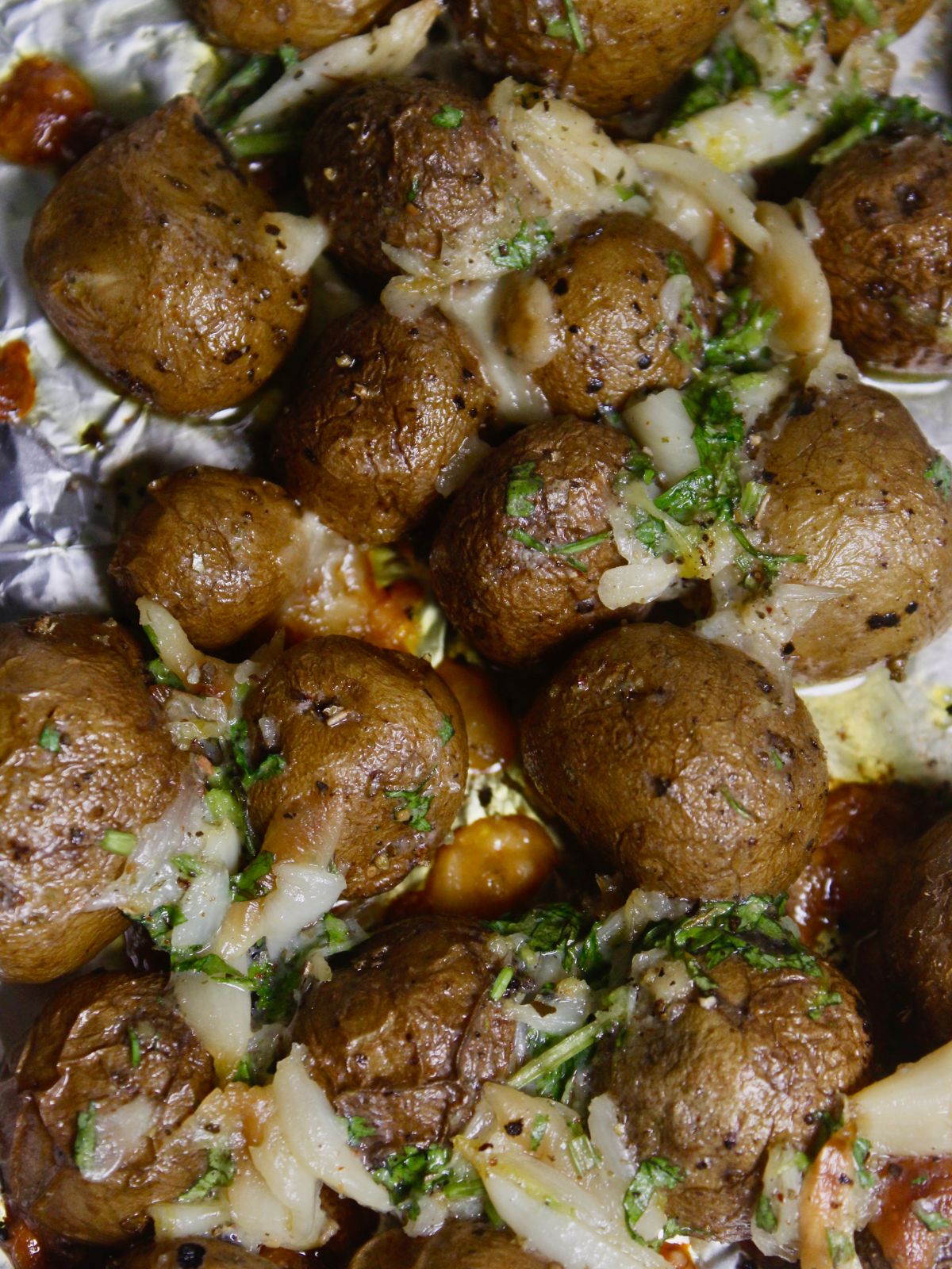 Yummy Herbed Potatoes With Garlic and Butter