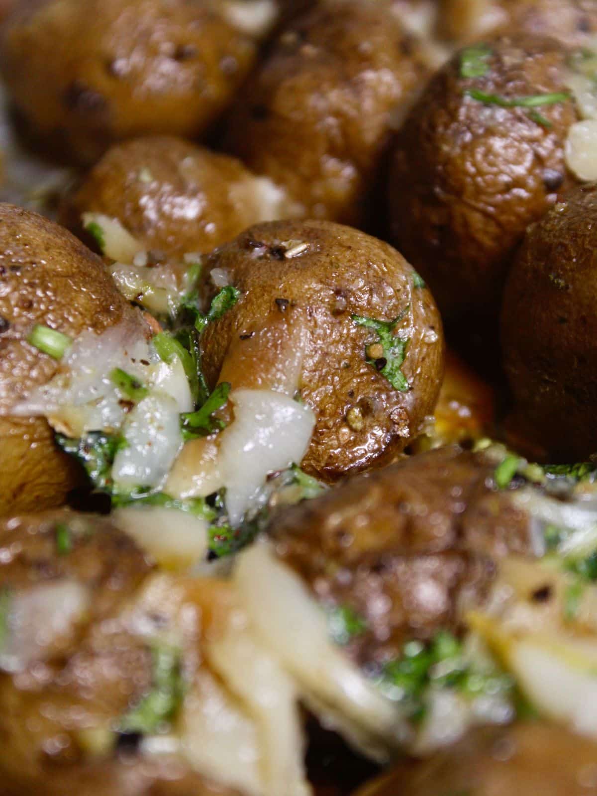 Creamy Herbed Potatoes With Garlic and Butter