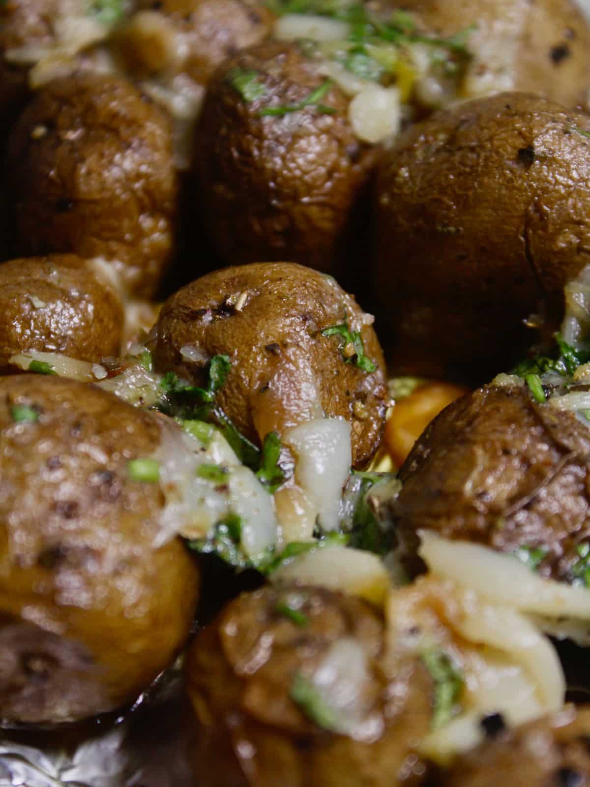 Delicious Herbed Potatoes With Garlic and Butter