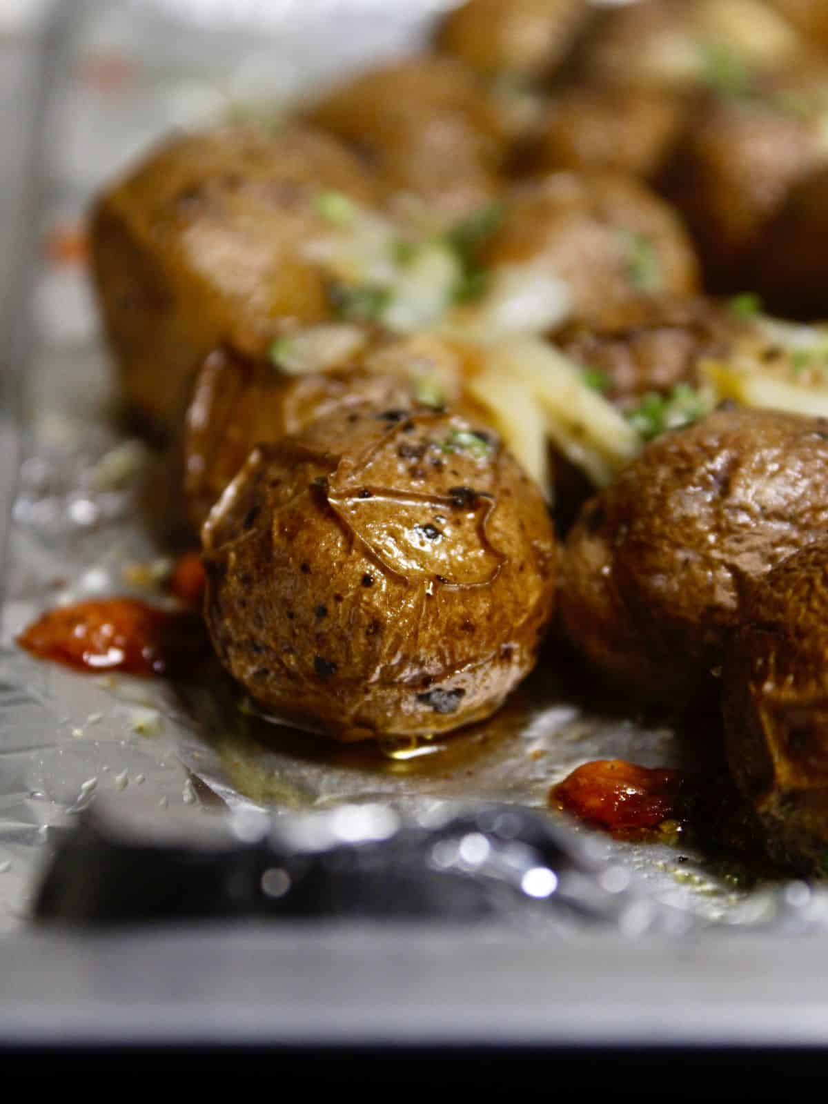 Super zoom in image of Herbed Potatoes With Garlic and Butter