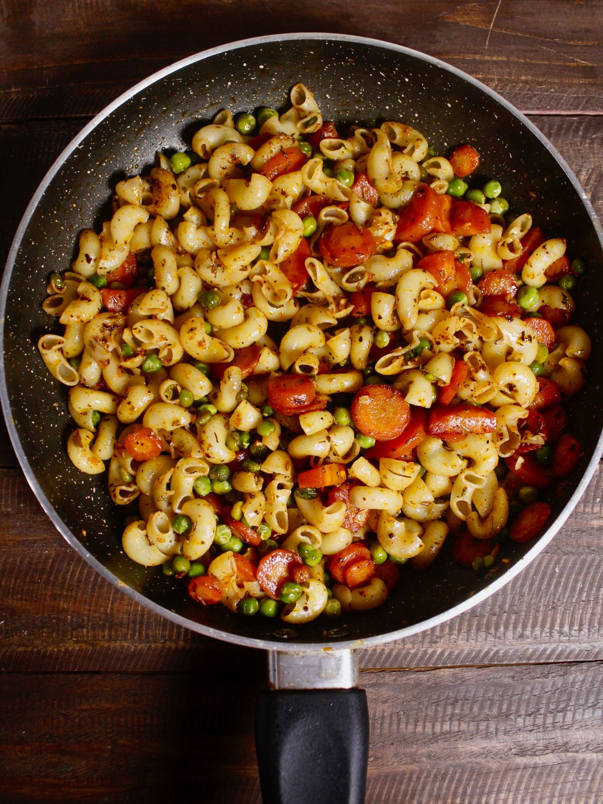 Delicious carrot and peas macaroni