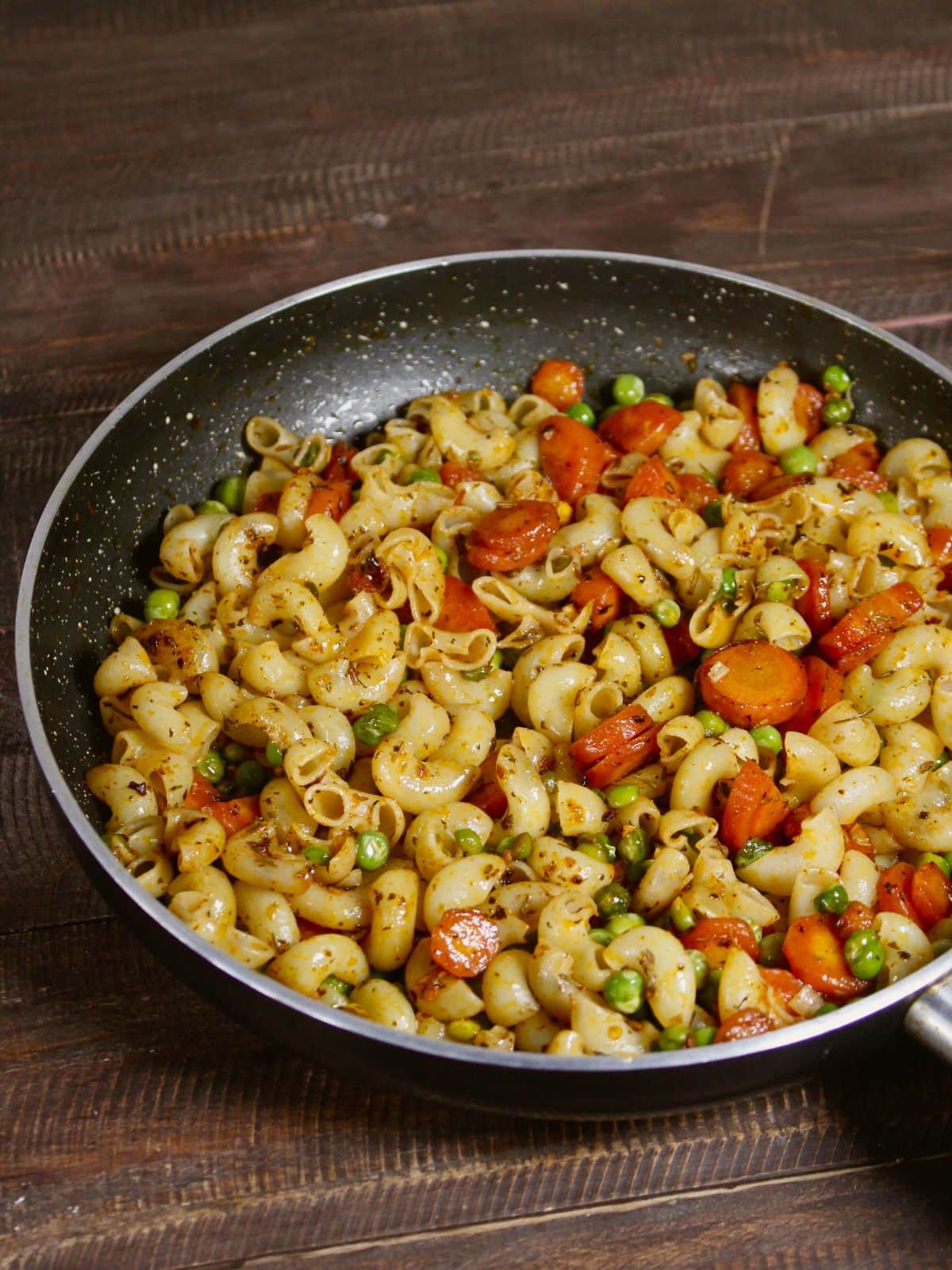 cook and mix well everything and your carrot and peas macaroni ready to enjoy 