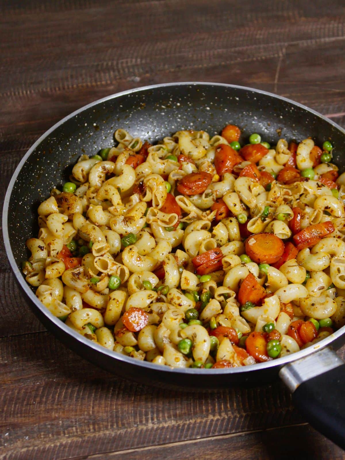 Yummy carrot and peas macaroni