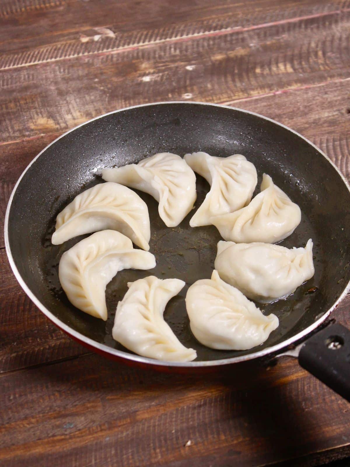 decorate dumplings in the circular fashion in a pan 