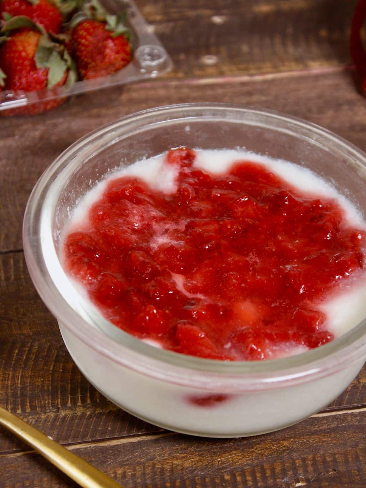 sweet easy strawberry pudding