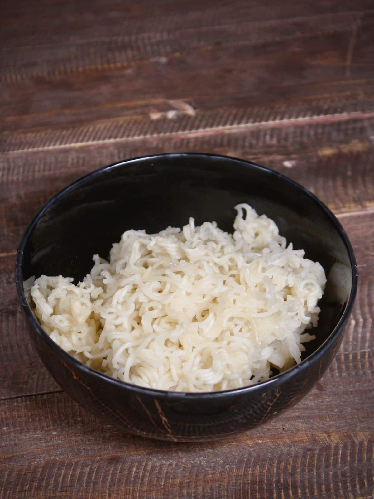 take boiled noodles in a bowl 