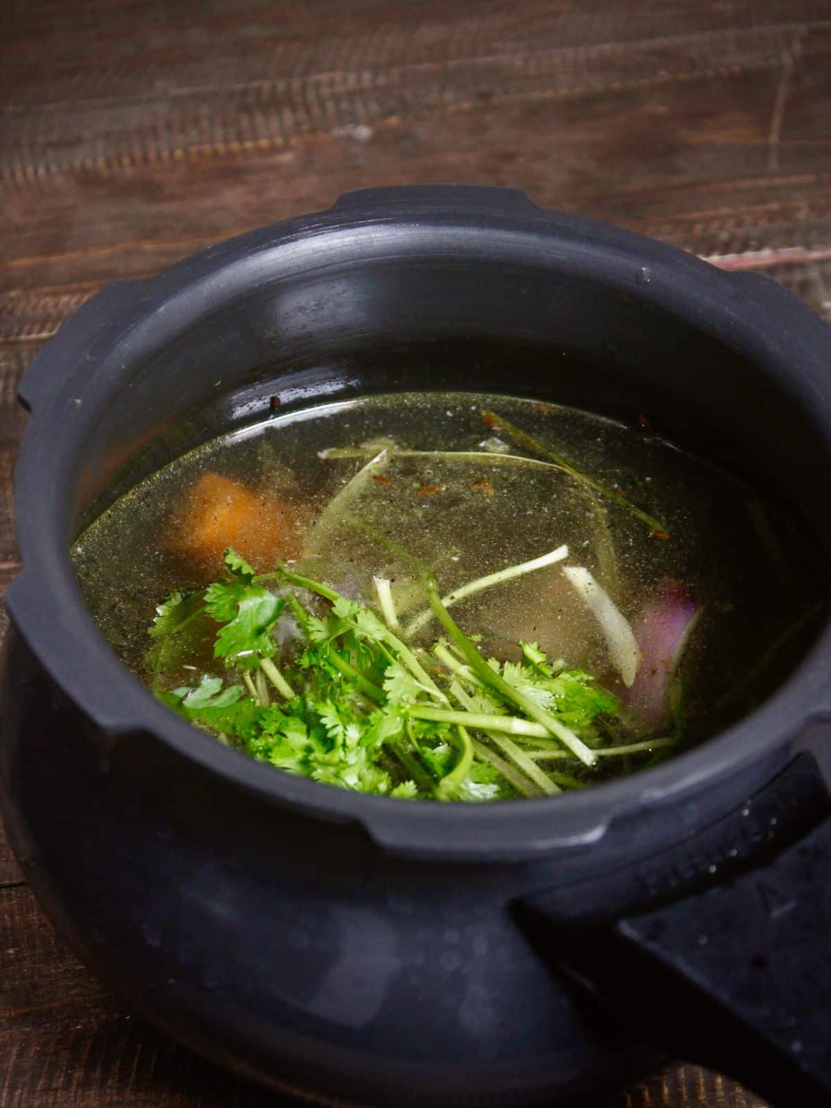 add coriander stem to the vessel 