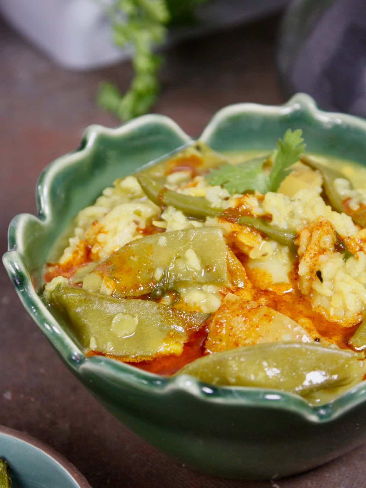 side view image of broad beans khichdi