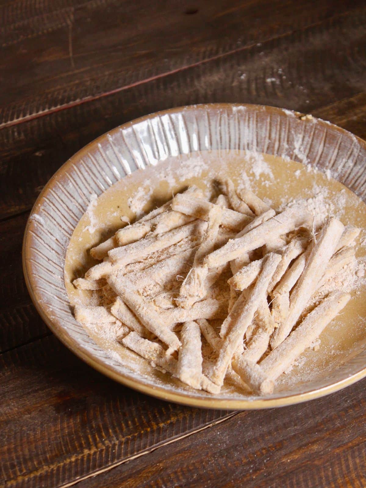 coat the banana stems into the flour 