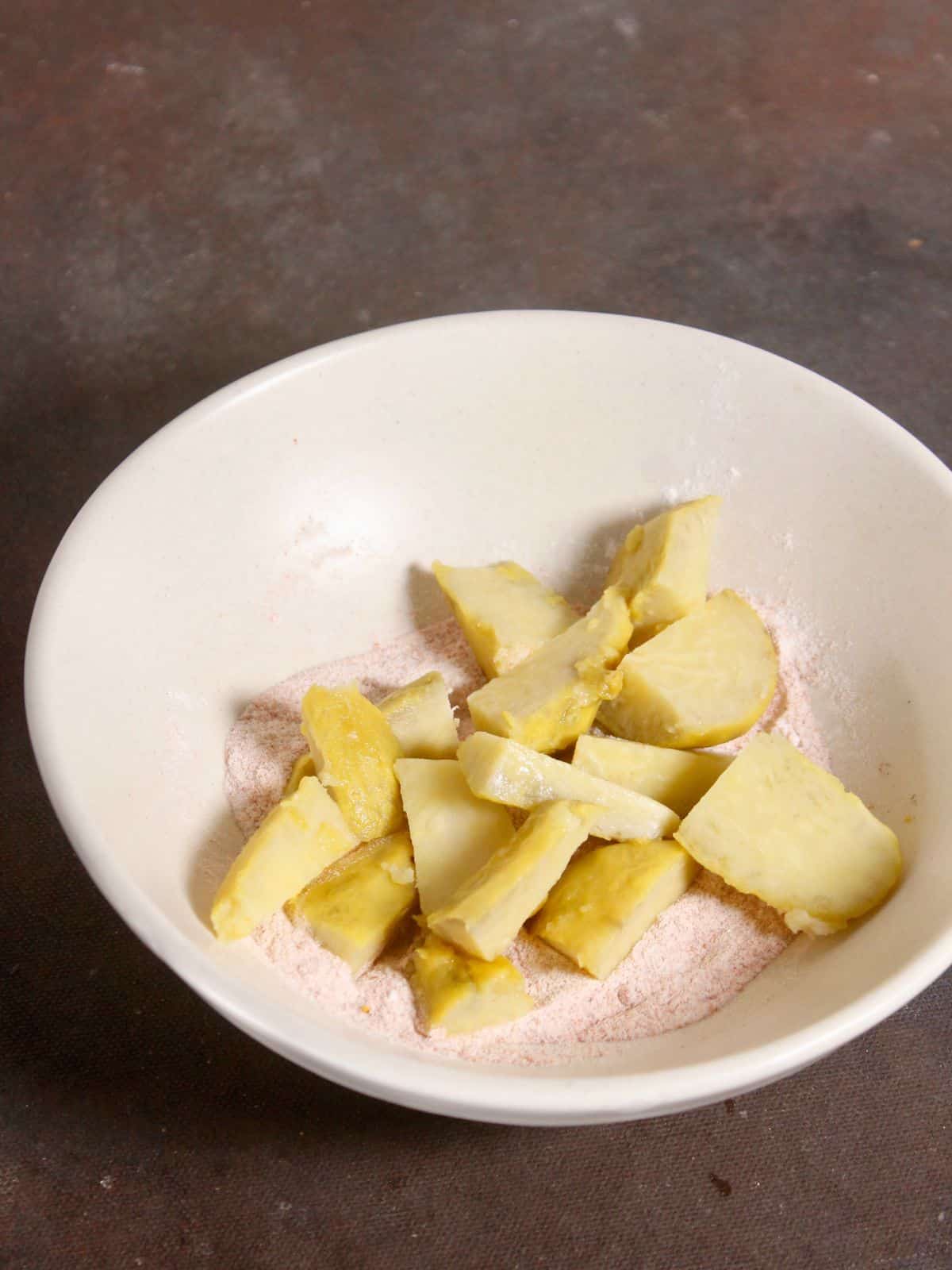 cut the yams into pieces and coat if with the spices mixture 