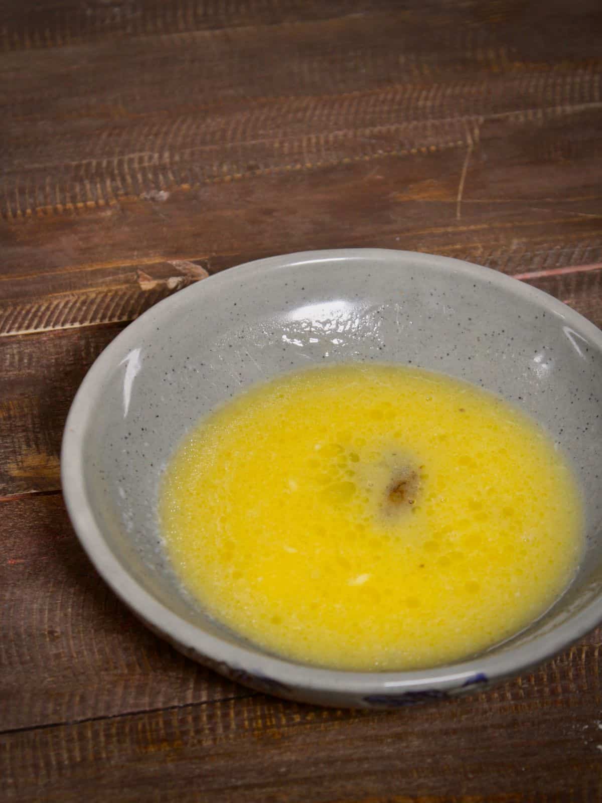 add melted butter with vanilla extract in a bowl 