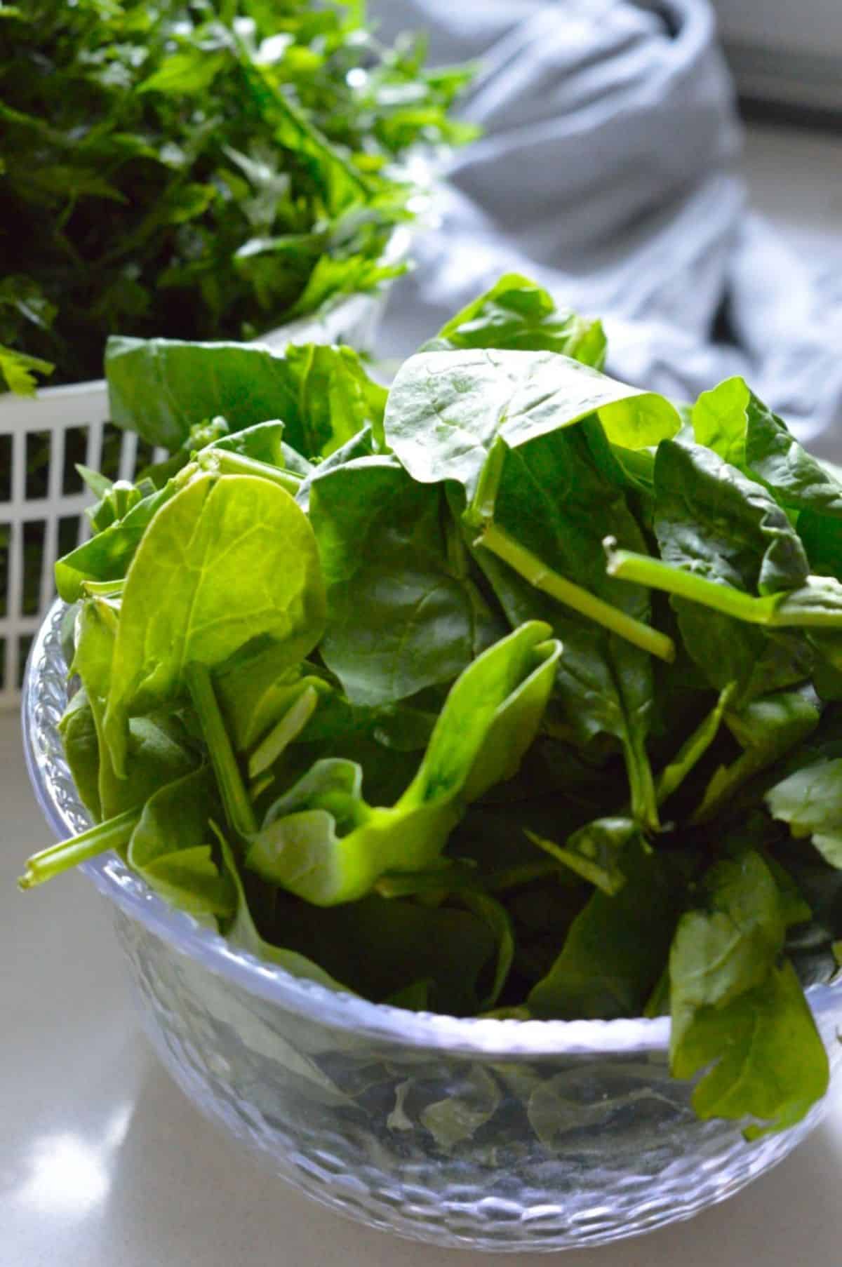 Rinsed spinach in a glas s bowl.