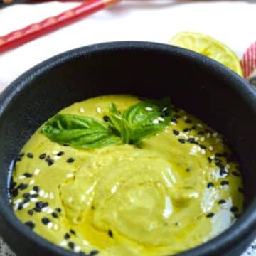 Curry Pesto in a black bow.