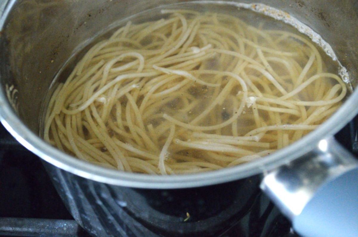 Noodles boils in a pot.