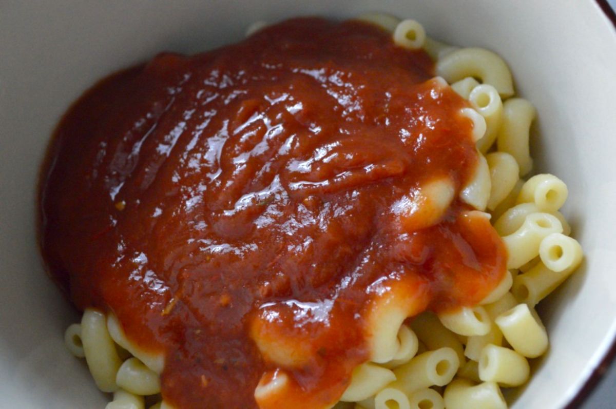 Pasta with tomate sauce in a bowl.