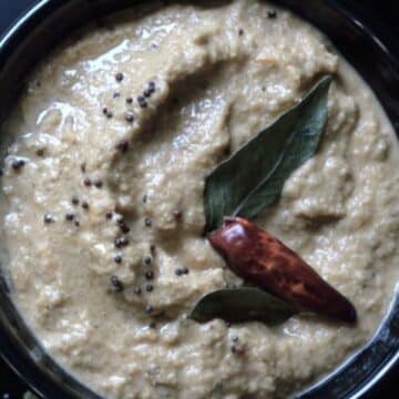 Spicy Cashew Chutney in a black bowl.