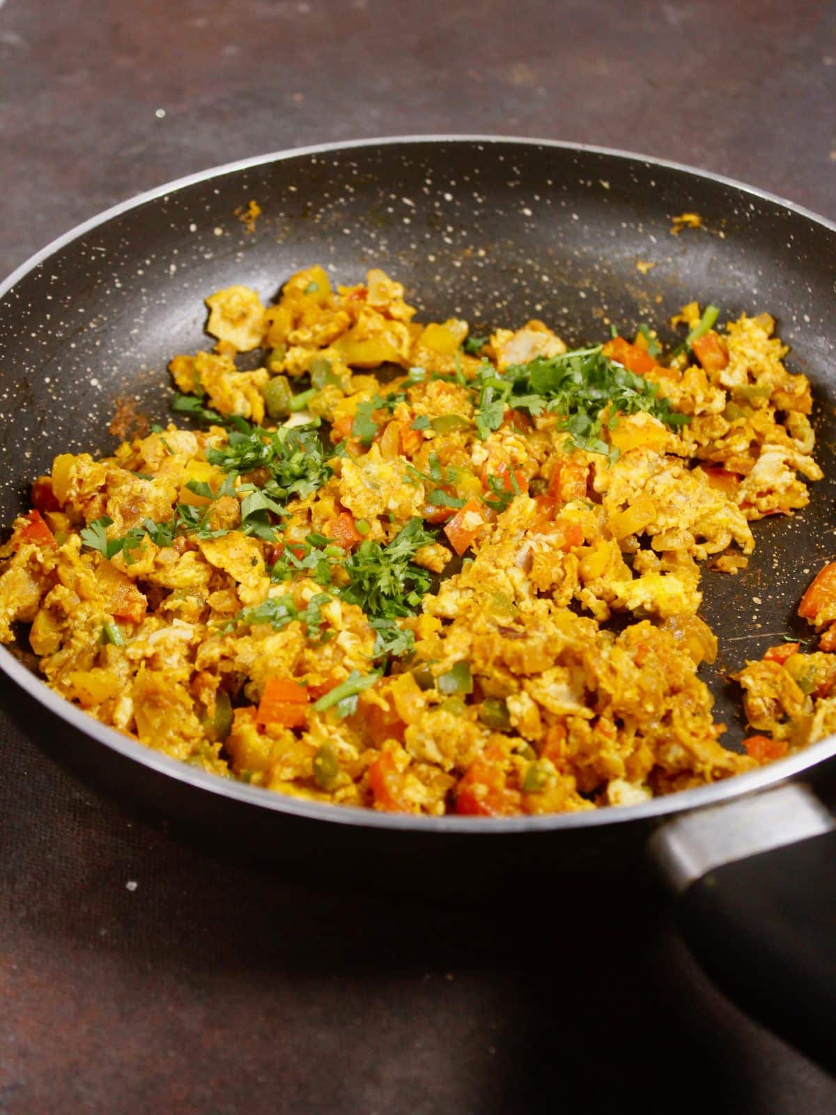 add chopped coriander leaves over the bhurji