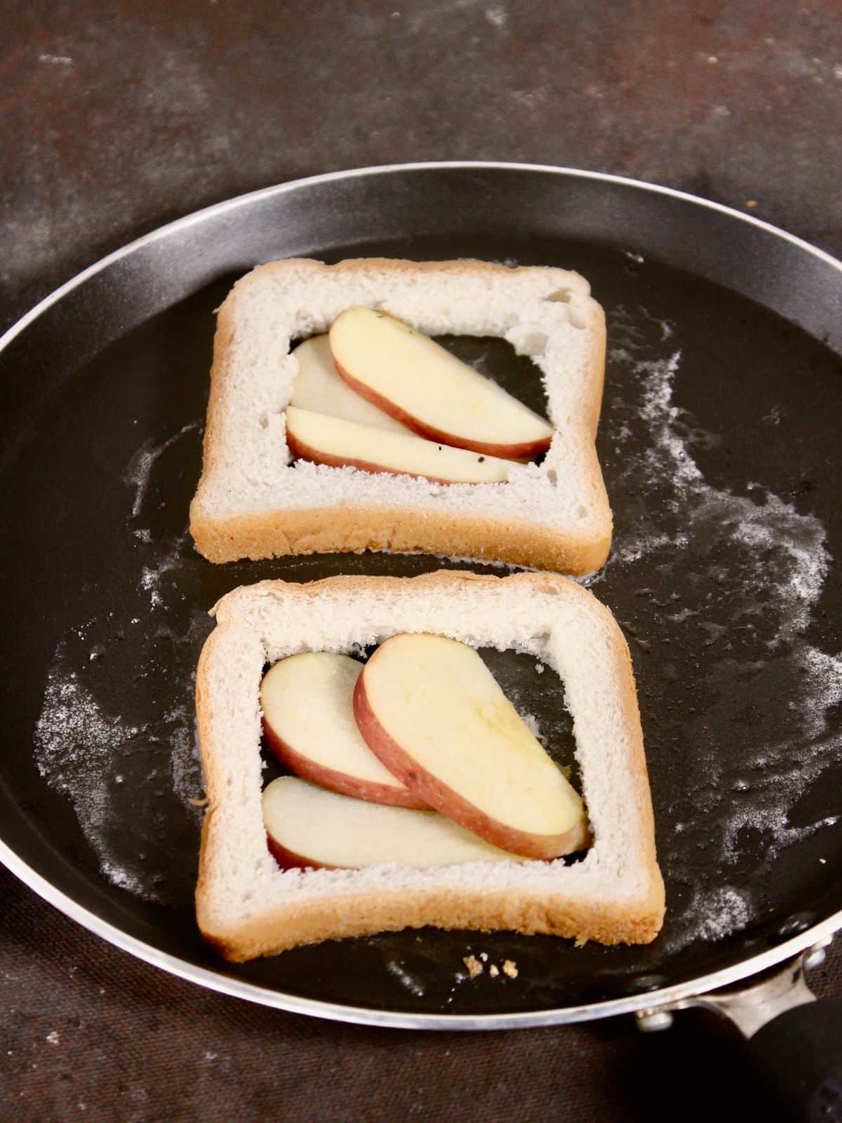add apple slices in the middle 