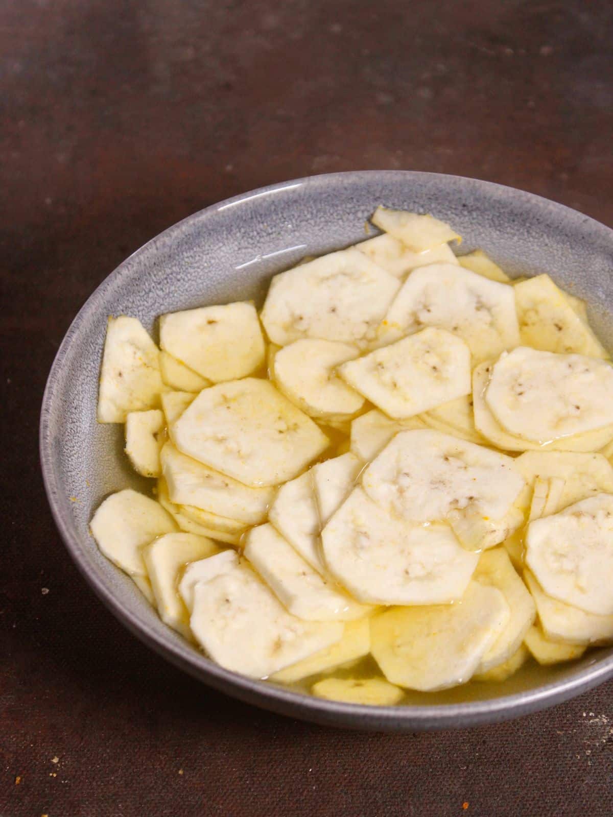 soak thin banana slices into turmeric water