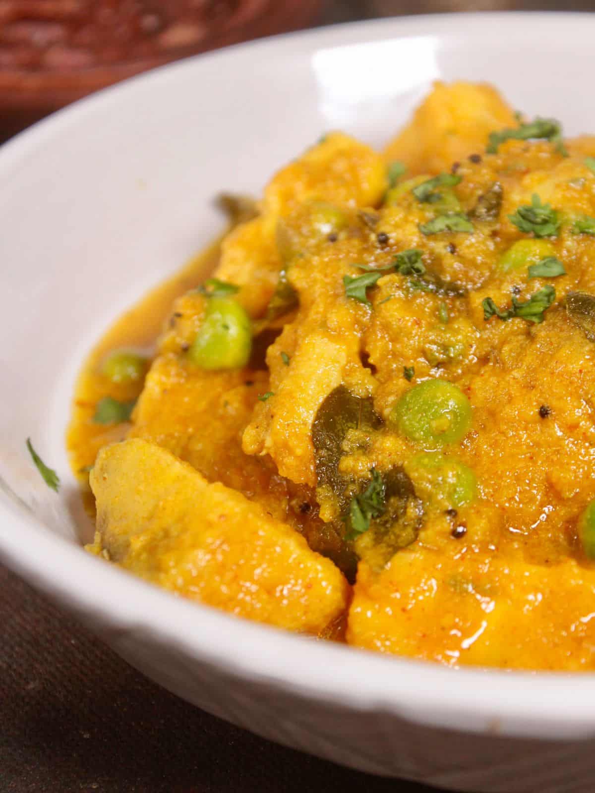 spicy yam curry with green peas