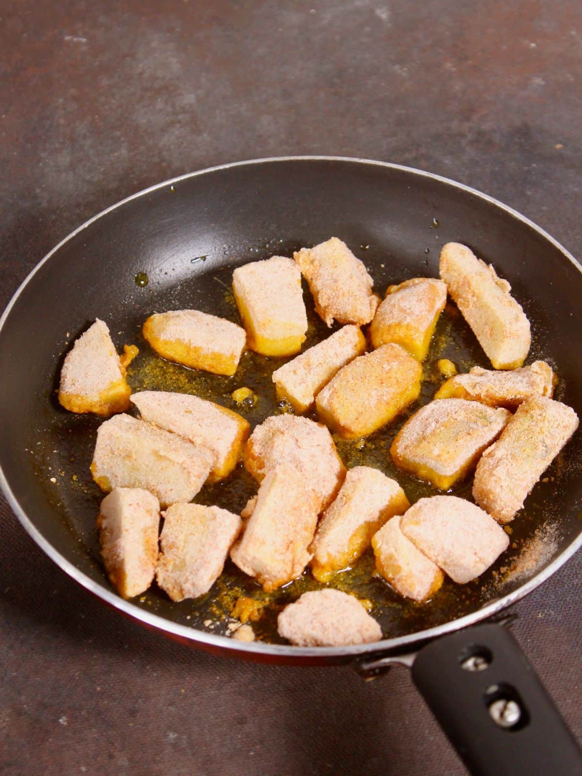 fry the yam curry with green peas in the pan 