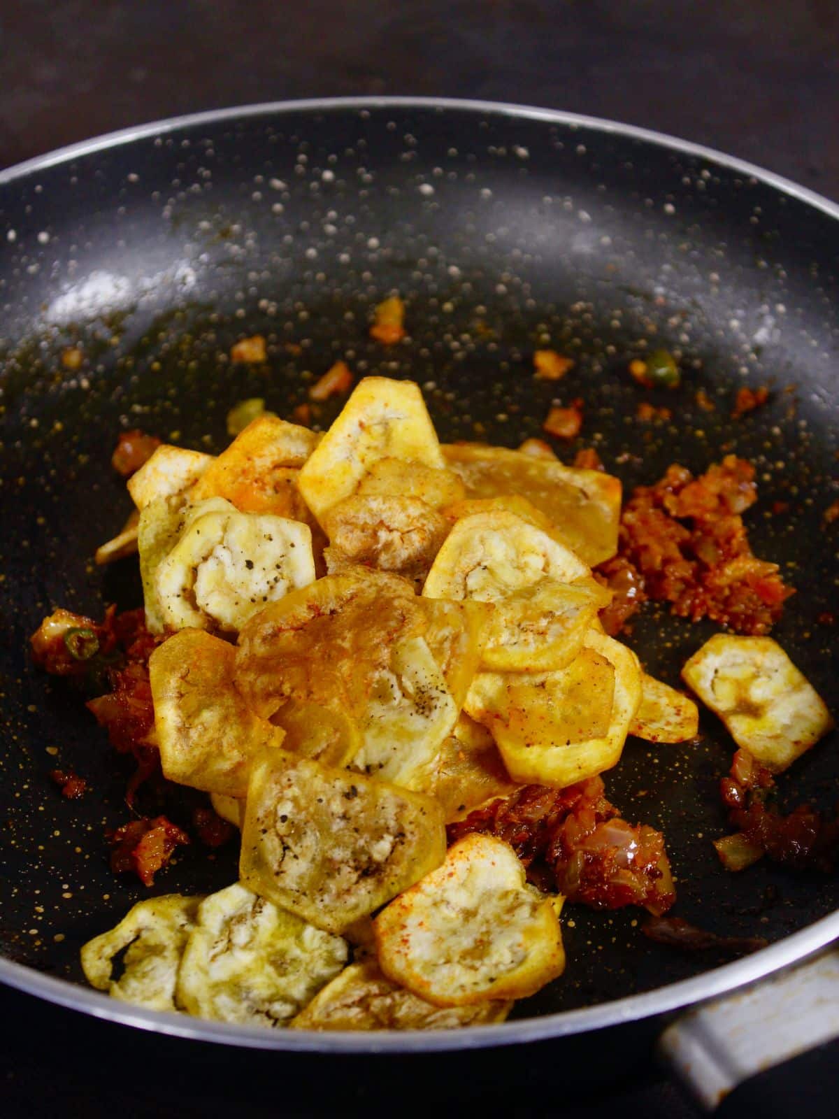 add spicy potato chips to the pan and mix well 