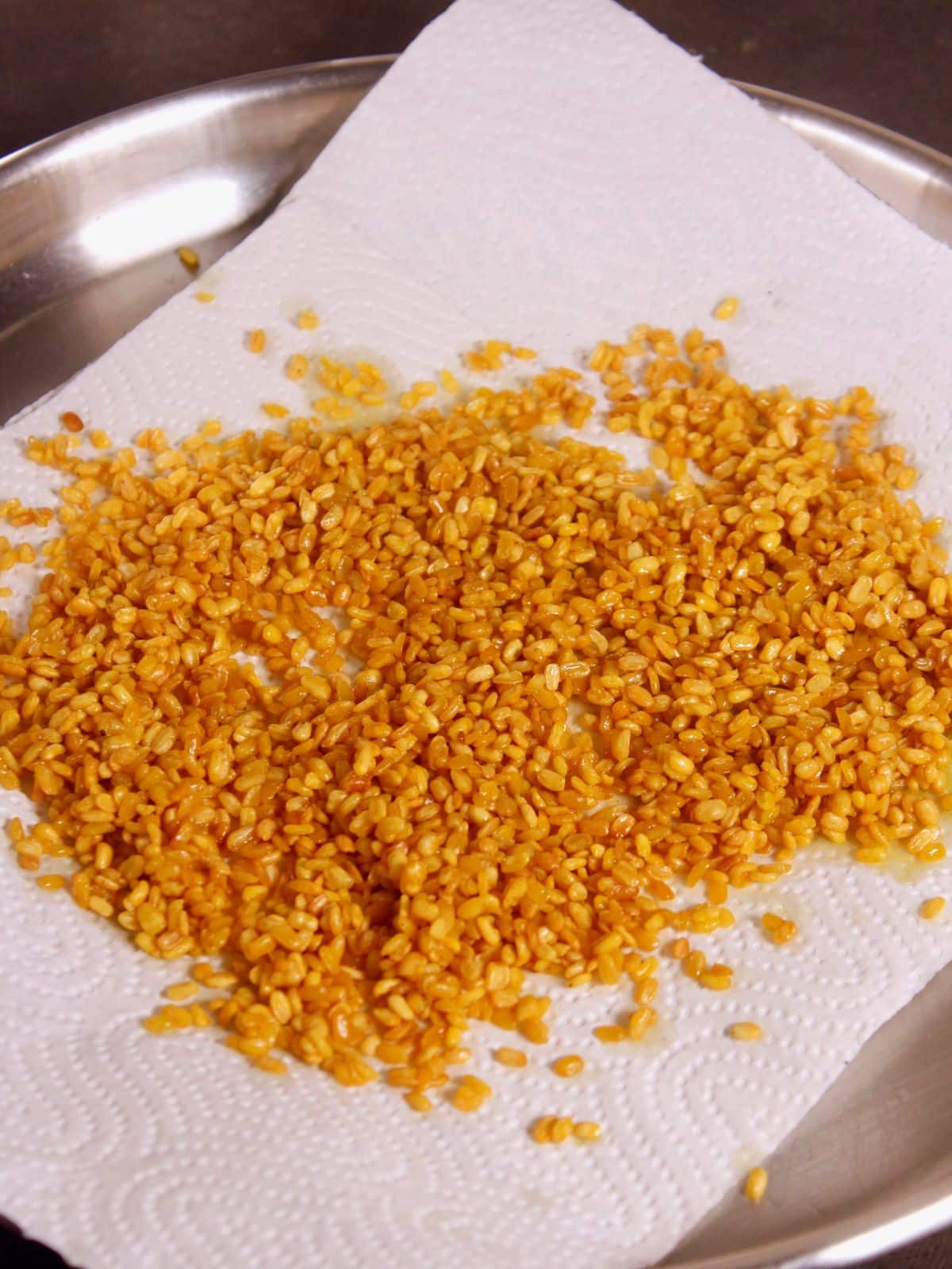 keep the fried moong dal into tissue paper to dry