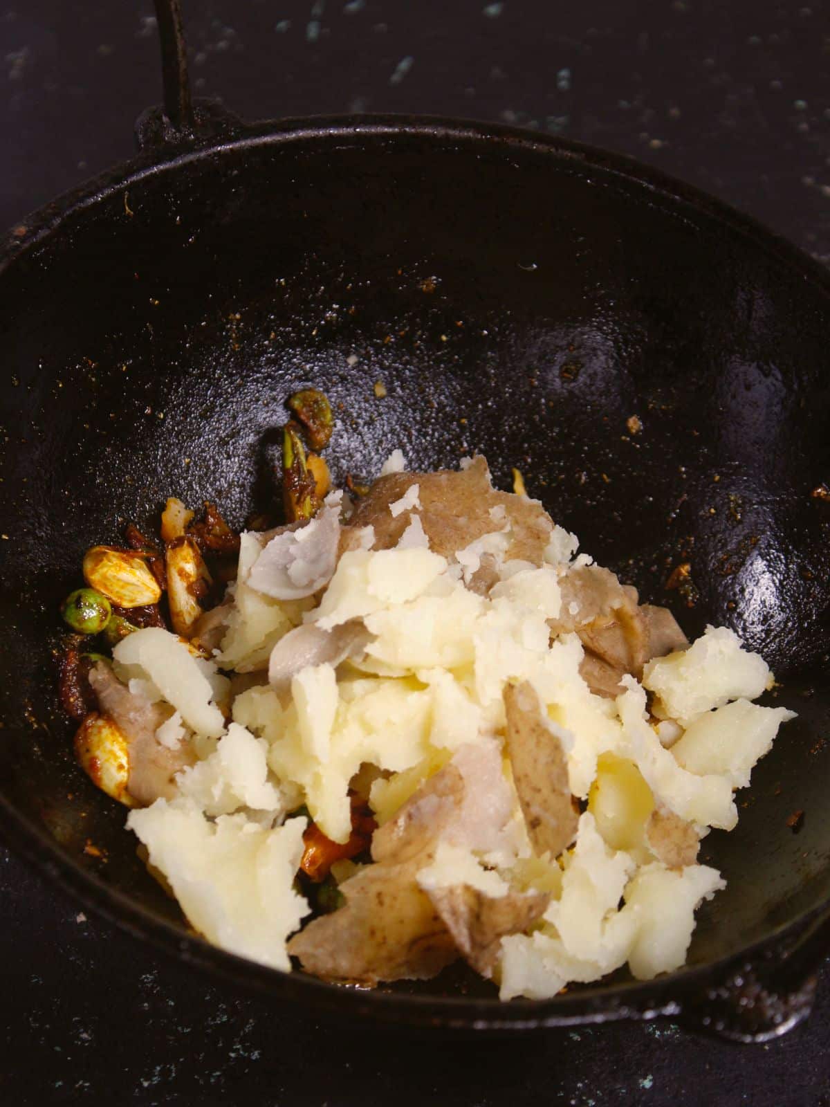 add mashed potatoes to the kadai 