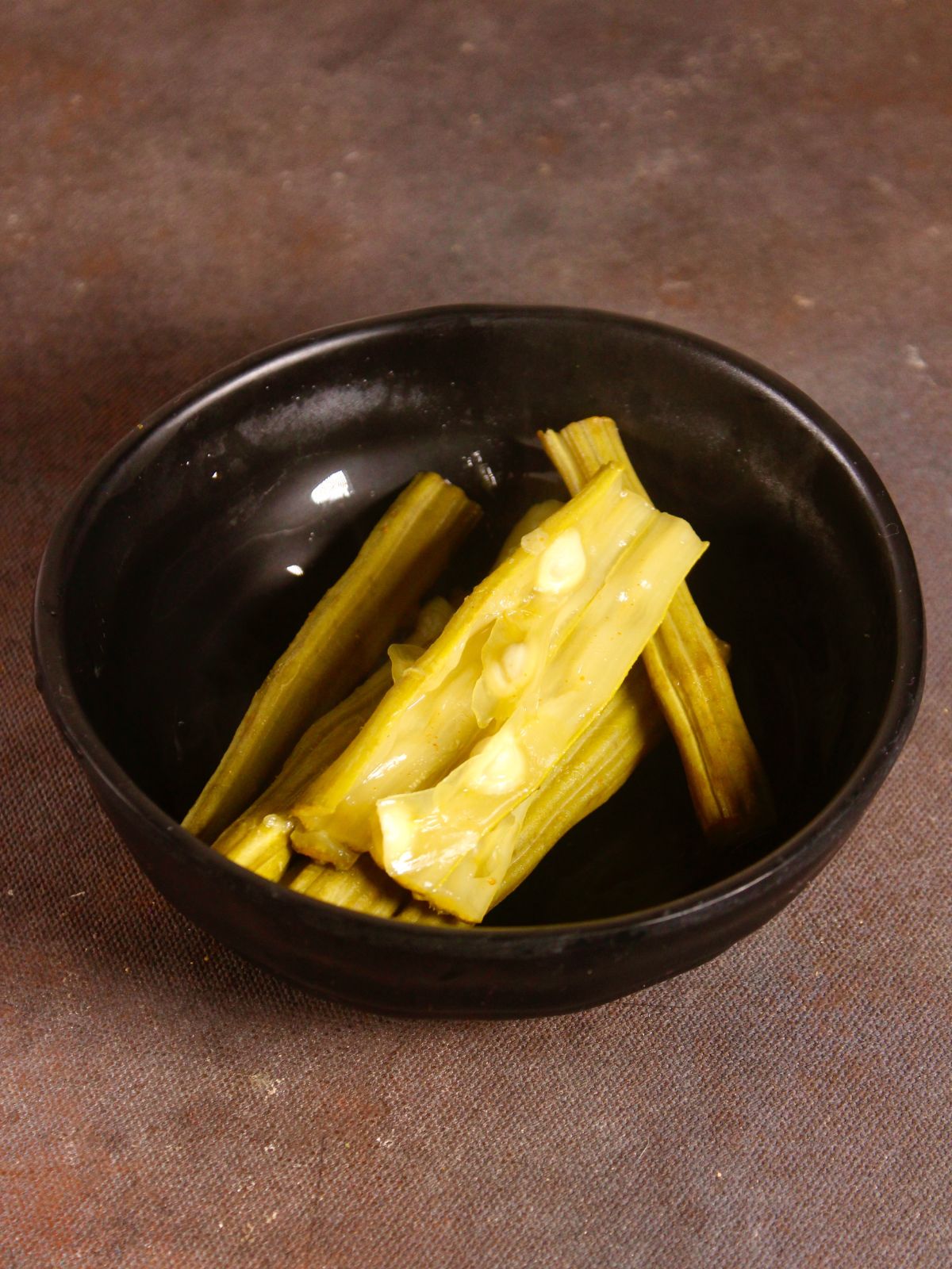 strain the stock and remove the drumstick into the bowl 