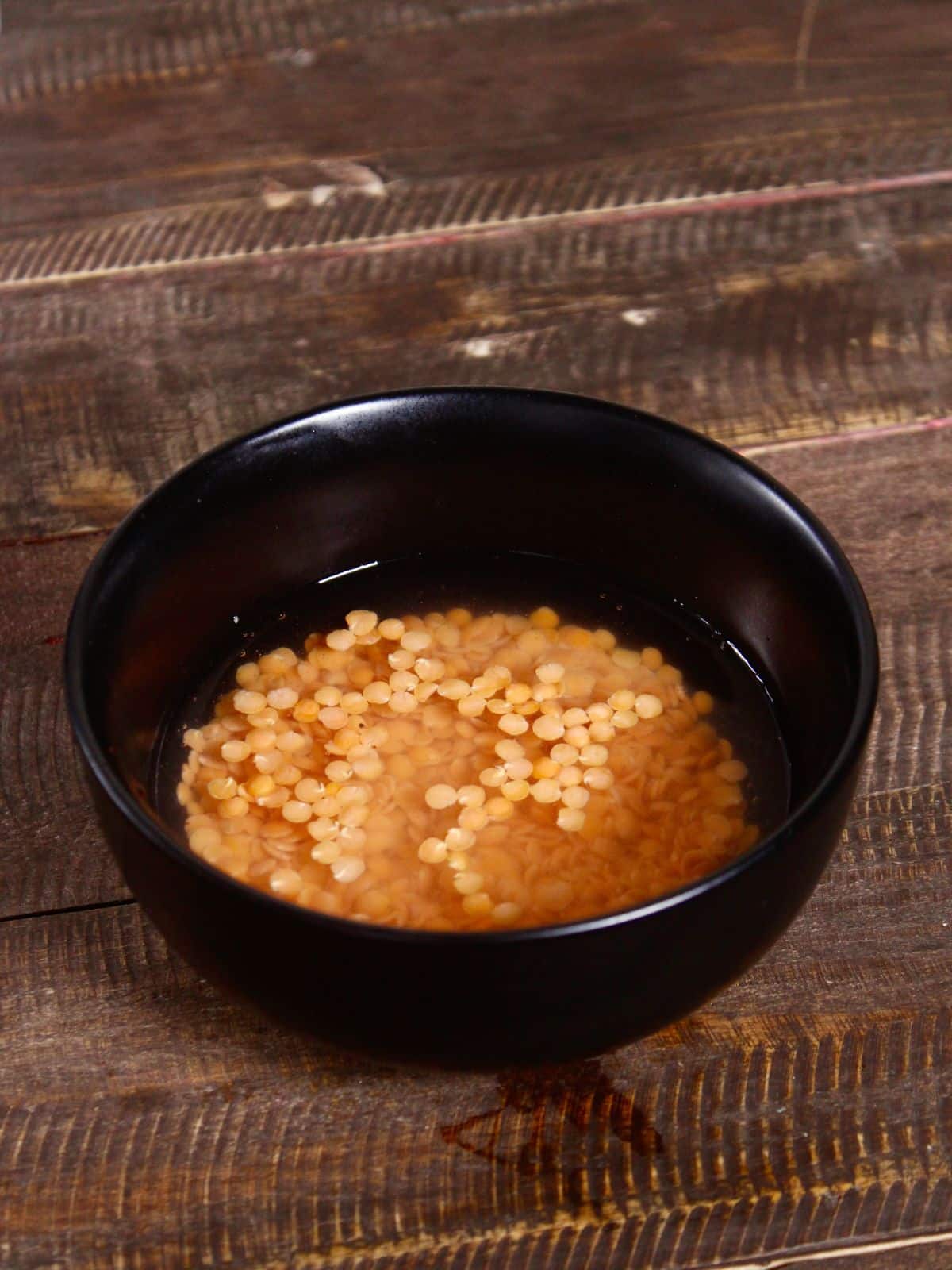 soak red lentils into the water 